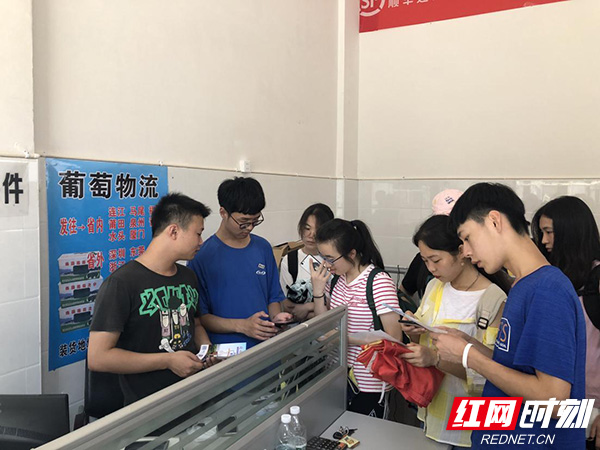 赛岐镇实践团成员与物流中心工作人员交流.jpg